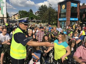 Policjant tłumaczący zasady korzystania z roweru na drogach publicznych