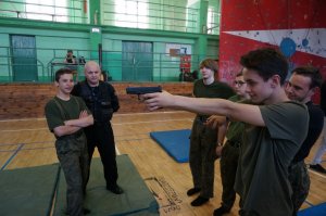 Policyjny instruktor w trakcie prezentacji indywidualnego wyposażenia policjanta