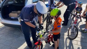 Śląscy Policjanci promują bezpieczną jazdę rowerem na jaworznickim rynku