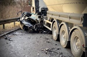 zderzenie samochodu osobowego z ciężarowym