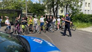 Policjanci egzaminują uczniów na kartę rowerową