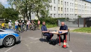 Policjanci egzaminują uczniów na kartę rowerową