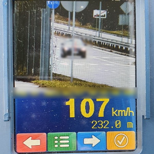 Ekran miernika prędkości a na nim pojazd