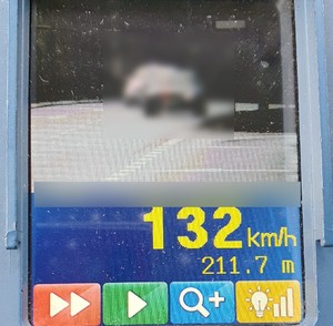 Ekran miernika prędkości a na nim pojazd