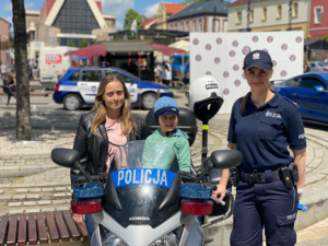 Policjantka dziecko i kobieta zdjęcie przy policyjnym motocyklu