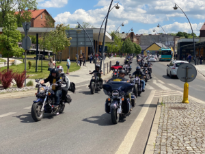 parada motocyklowa jadąca ulicami