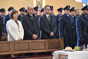 Zdjęcie. Widoczni uczestnicy mszy świętej w kościele, w tym umundurowani policjanci