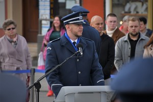 Zdjęcie. Głos przy mównicy zabiera Komendant Miejski Policji w Jaworznie