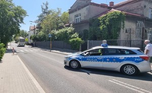 na zdjęciu oznakowane przejście dla pieszych przy którym stoi oznakowany radiowóz policyjny