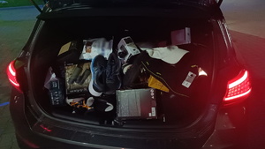 na zdjęciu ukazane wnętrze bagażnika samochodu, które wypełnione jest rzeczami