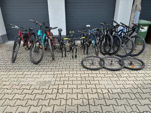 na zdjęciu ustawione w rzędzie rowery pochodzące z kradzieży