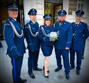 na zdjęciu grupa umundurowanych policjantów, w tym policyjne małżeństwo
