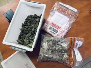 na zdjęciu widoczne są poporcjowane w workach narkotyki tj. marihuana, mefedron oraz tabletki ecstazy