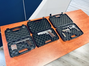 na zdjęciu znajdują się cztery jednostki broni w pudełkach