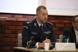 na zdjęciu umundurowany policjant