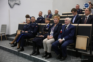 na zdjęciu uczestnicy konferencji siedzą na krzesłach