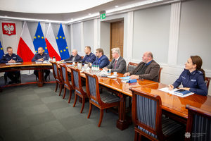 na zdjęciu uczestnicy posiedzenia Rady Historycznej Komendanta Głównego Policji siedzący przy stole