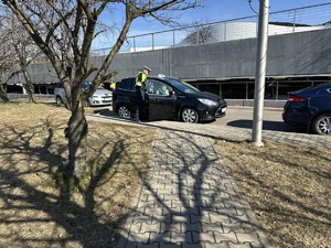 na zdjęciu policjanci stoją przy taksówce