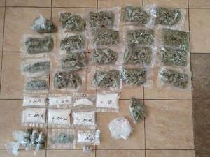 na zdjęciu ułożone w woreczkach narkotyki