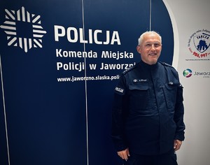 na zdjęciu umundurowany policjant, który się uśmiecha