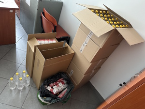 na zdjęciu kartony z papierosami oraz z butelkami alkoholu