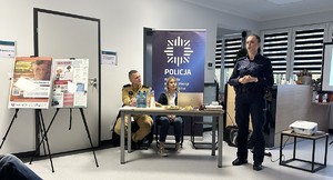 na zdjęciu policjantka prowadzi przemówienie