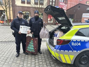 na zdjęciu umundurowani policjanci z prezentami