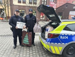 na zdjęciu umundurowani policjanci z prezentami