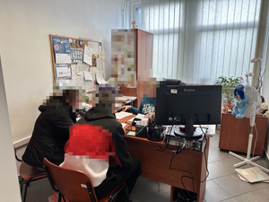 na zdjęciu kobieta z nieletnim przy biurku i policjantka nieumundurowana w trakcie przesłuchania