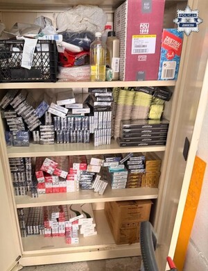 na zdjęciu widoczna szafa metalowa z zawartością papierosów