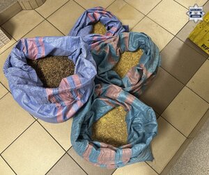 na zdjęciu worki z zawartością suszu tytoniowego