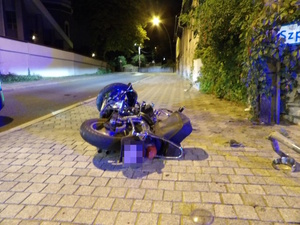 na zdjęciu znajduje się motocykl który leży na chodniku