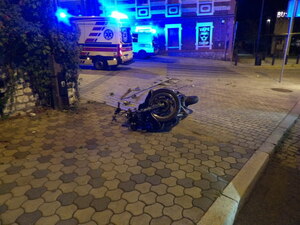 na zdjęciu przewrócony motocykl i karetka pogotowia ratunkowego