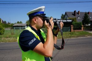 Policjant z zestawem do zdalnej rejestracji wykroczeń.