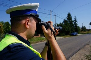 Policjant z zestawem do zdalnej rejestracji wykroczeń.