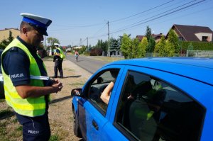 Policjant podczas kontroli drogowej.