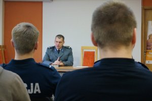 Komendant przemawia do policjantów.