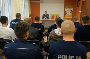 Komendant przemawia do policjantów.