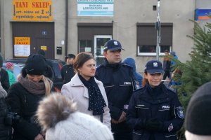 Policjanci czuwają nad bezpieczeństwem bawiących się osób.