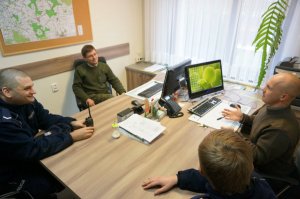 Odprawa policjantów i strażników leśnych w nadleśnictwie.