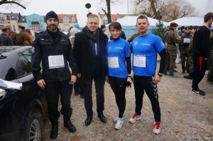 Policjanci z Kłobucka podczas biegu.