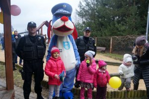 Pamiątkowe zdjęcie ze Sznupkiem i policjantami.