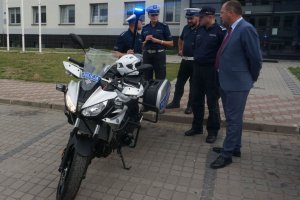 policjant prezentuje motocykl komendantowi i staroście