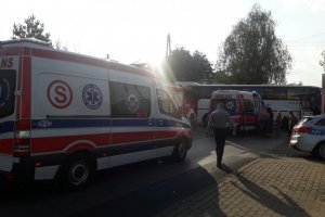 karetki pogotowia ratunkowego, policyjny radiowóz, wóz strażacki oraz jeden z autobusów