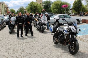 policjanci ruchu drogowego na tle motocykli