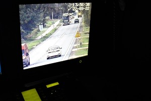 ekran, na którym widać ulicę i jadące samochody