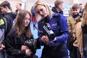 Zdjęcie przedstawia policjantkę prezentującą videoradar dziewczynie.
