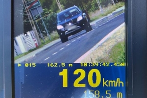 Zdjęcie z trucam-urządzenia służącego do pomiaru prędkości, na którym widać pojazd oraz prędkość 120 km/h.
