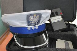 Zdjęcie przedstawia alcosensor i czapkę policjanta ruchu drogowego.