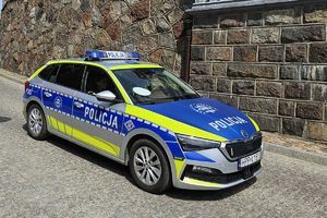 Zdjęcie przedstawia policyjny radiowóz.
